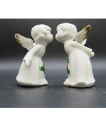 Vintage Napcoware Kissing Angels Hand painted Bisque White figurines Holly - $167.34 MXN