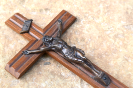 ⭐ vintage  crucifix ,religious wall cross ⭐ - £23.00 GBP