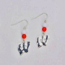 Wisconsin  Badgers Hook Earrings with Red and hite Beads - $185.07 MXN