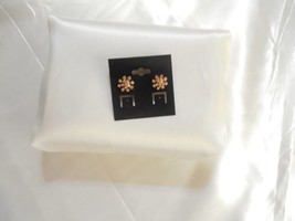 INC  1/2&quot; Gold Tone Peach Crystal Flower Stud  Earrings Y643 - £4.37 GBP