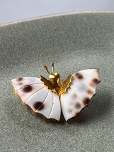 Vintage Small Goldtone Butterfly w Brown &amp; White Carved Shell Wings Brooch Pin – - £9.06 GBP