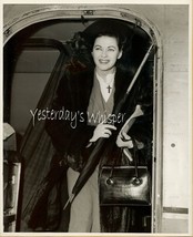 Yvonne DeCarlo Orginal American Airlines Candid Photo - £11.98 GBP