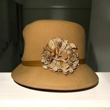 AUGUST SILK 100% Wool Tan Cloche Hat With Flower Camel OS - $441.07 MXN