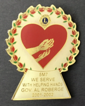 Lions Club Pin 5M7 We Serve With Helping Hands Gov. Al Roberge 2001-2002 - $10.00