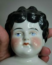 ANTIQUE CHINA DOLL HEAD PORCELAIN BLACK HAIR 5 INCHES image 6