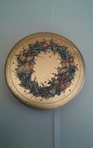 001B Norm Thompson Christmas Wreath Metal Cookie Tin - $94.99 MXN