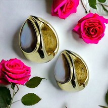 Gold Tone Mother Of Pearl Magnetic Closure Earrings - €15,24 EUR