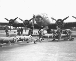 B-17 Bomber &quot;Flying Fortress&quot; Crew Loading Bombs 92ND Squad 8X10 Photo Reprint - £6.64 GBP