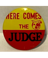 Vintage 1960&#39;s Here Comes the Judge Made in Japan Tin 1&quot; Pin Back Button - £4.60 GBP