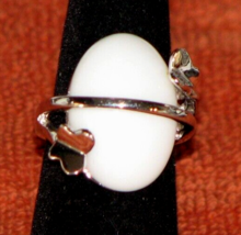 Vintage Mother Of Pearl Cabochon Ring Size 6 on 10K White Gold - £225.71 GBP