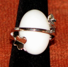 Vintage Mother Of Pearl Cabochon Ring Size 6 on 10K White Gold - £88.84 GBP