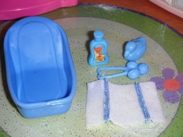 Fisher Price Loving Family Dollhouse Blue Baby Bath Towel Bath Toys Acce... - £7.00 GBP
