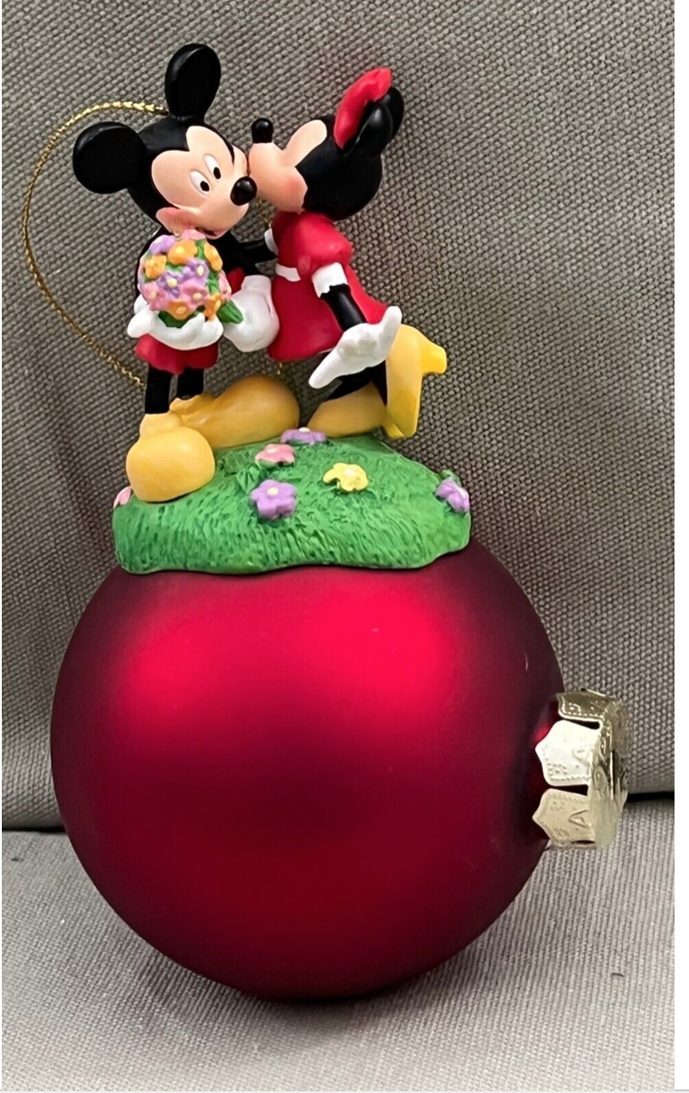 Primary image for Disney Parks Mickey Minnie Mouse Kiss Ornament NEW RETIRED