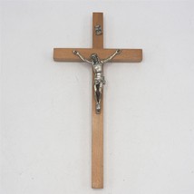 Vintage Madera Crucifijo Con / Metal Fundido Jesús - $33.59
