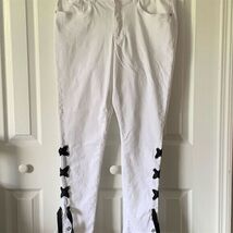 Venus Women&#39;s White Dress Pants Size 12 with Black Bow Accents - €17,11 EUR