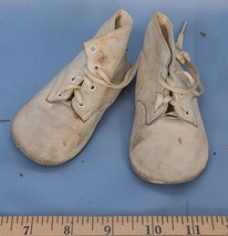 Vintage Pair of White Leather Baby Shoes dq - £12.62 GBP