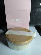 KYLIESKIN by Kylie Jenner BODY BRUSH NIB - $251.94 MXN