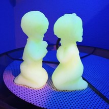 Fenton Art Glass Satin Uranium Praying Boy And Girl Figurine MCM Glows S... - £40.50 GBP