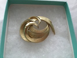 Vtg Crown Trifari Textured Swirl Gold Tone Pin Brooch - £10.19 GBP