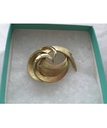 VTG CROWN TRIFARI Textured Swirl GOLD TONE Pin Brooch - $17.31 CAD