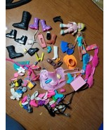 Vtg Barbie Lot of Shoes Polly Pocket accessories Brushes Horse Ski Scuba... - €25,36 EUR