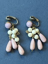 Vintage Lavender &amp; Cream Plastic Round &amp; Teardrop Plastic Bead Dangle Clip Earri - £7.31 GBP