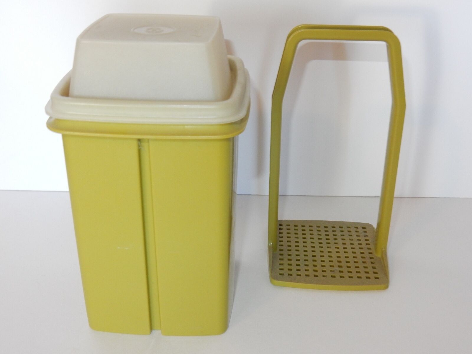 Tupperware Pick A Deli Square Holder Server Container 1330 Avocado Green - $12.99