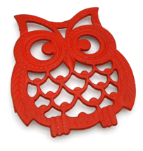 Vintage 1970s retro 6&quot; by 5&quot; Cast Iron owl Trivet painted red - £15.01 GBP