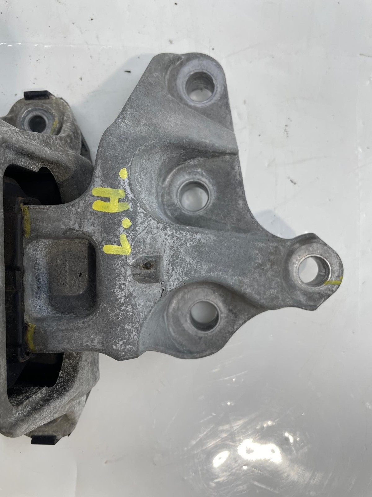 2021 Chevy Traverse LT 3.6L LH Driver Transmission Frame Mount 84382026 OEM Item image 3
