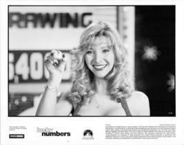 Lisa Kudrow 2000 original 8x10 photo smiling holds up lottery ball Lucky Numbers - £11.79 GBP