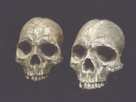 Aged Human Half Skull Pair Hanging Gothic Halloween Wall Prop Set of 2 Macabre  - £28.06 GBP