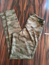 NWOT ONZIE Camouflage Leggings SZ M/L - $1,086.97 MXN