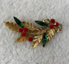 Vintage Christmas Brooch Holly Leaves Green Crystal Red Opaque Berries Gold Tone - £15.58 GBP