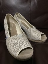 Toms Womens 7.5 Classic Woven Diamond Wedge Pumps Sandals Beige Peep Toe Canvas - $19.78