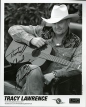TRACY LAWRENCE COUNTRY &amp; WESTERN SINGER 8 X 10 BW PHOTO SIGNED - £7.95 GBP