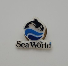 Vintage Sea World Pinback Plastic Lapel Hat Pin Shamu Killer Whale - £13.02 GBP