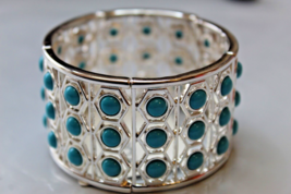 Liz Claiborne Silver Tone Stretch Bracelet Turquoise Dots All Around New - $16.44