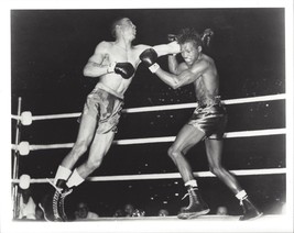 Randy Turpin Beats Sugar Ray Robinson 8X10 Photo Boxing Picture - £3.96 GBP