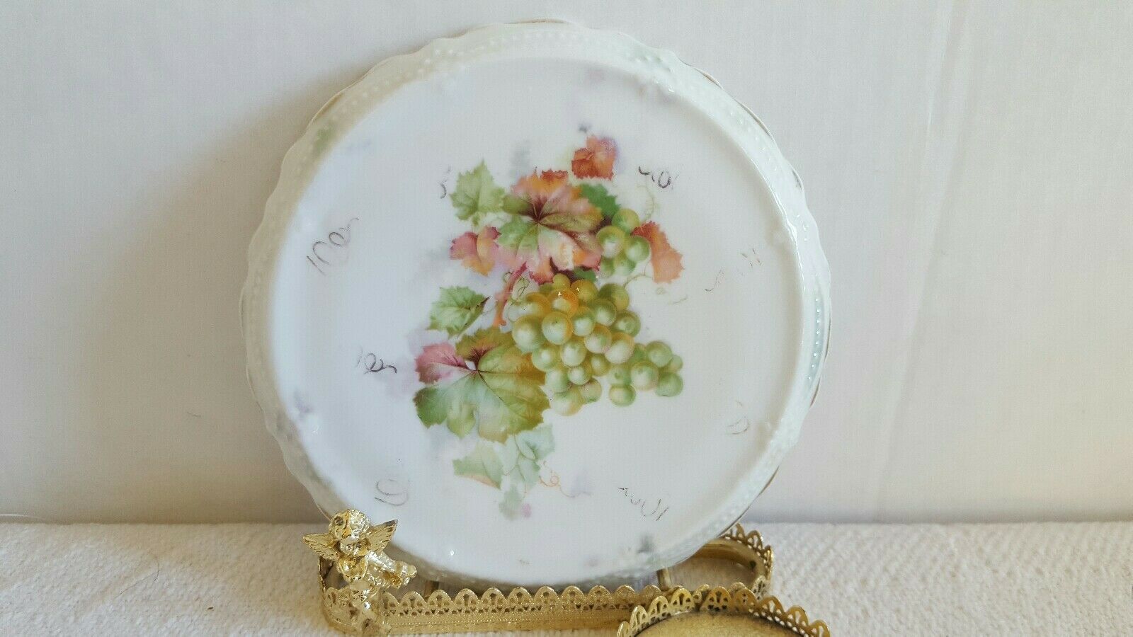 Small Vintage Wall Hanging Decorative Collectible Gift Plate Gorgeous Grape Vine - $12.90