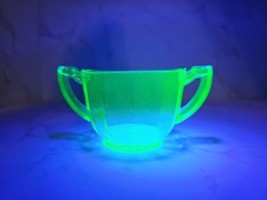 Vintage Green Vaseline Uranium Depression Glass Optic Sugar Bowl With Ha... - $16.82
