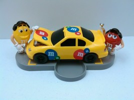 M&amp;M&#39;s Under the Hood Yellow Race Car Candy Dispenser  Pit Crew - $185.91 MXN