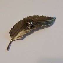 Silver Tone Feather Brooch - $182.44 MXN