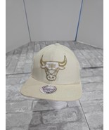 Chicago Bulls Mitchell And Ness Cream Tan Adjustable Snapback Hat - $384.85 MXN