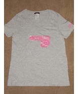 Avon Mark &quot;I&#39;m Hooked Up&quot; Gray V Neck Pink Lettering T-Shirt Tee Size S/... - $242.83 MXN