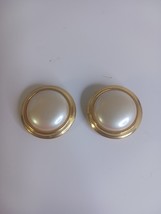 Liz Claiborne Faux Pearl Gold Tone Circle Clip On Earrings Vintage Jewel... - $174.82 MXN