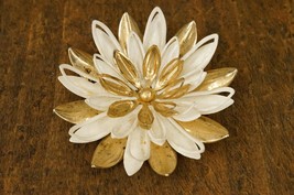 Vintage Costume Jewelry 1966 Sarah Coventry Waterlilly Enamel Flower Brooch Pin - £15.76 GBP