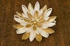 VINTAGE Costume Jewelry 1966 SARAH COVENTRY Waterlilly Enamel Flower Bro... - $19.79