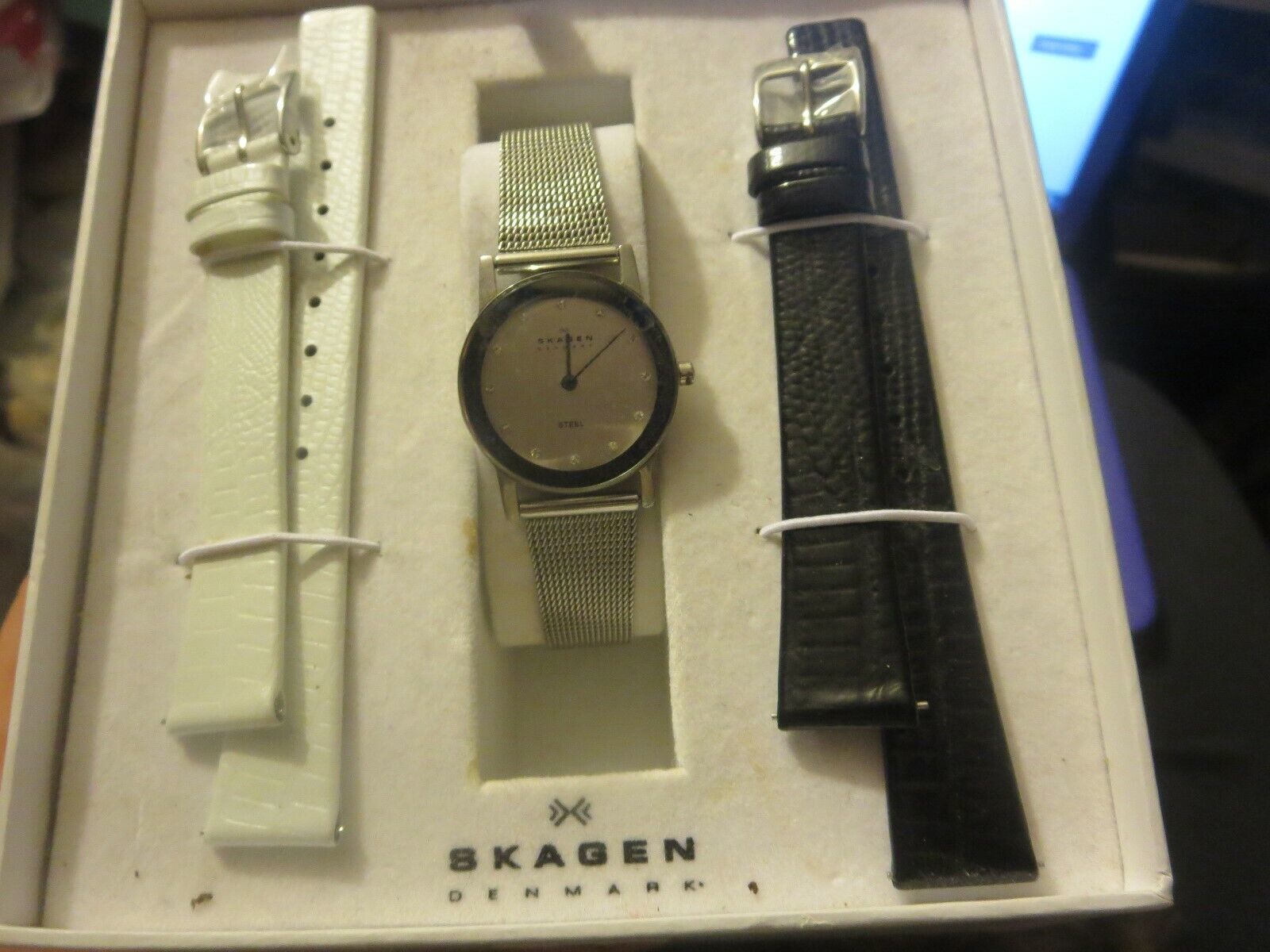 Skaagen women&#39;s watch model 39SSSD with extra bands - $13.99
