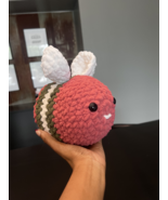 Plushie Crochet Bees-  Berry Bee - $887.42 MXN