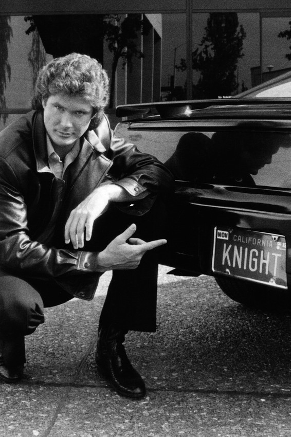David Hasselhoff in Knight Rider points to KNIGHT license plate on KITT 18x24 Po - $23.99